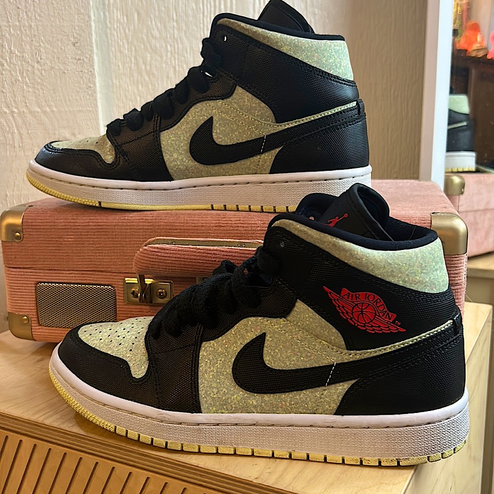 WMNS AIR JORDAN 1 MID SE (barely volt/chile red)